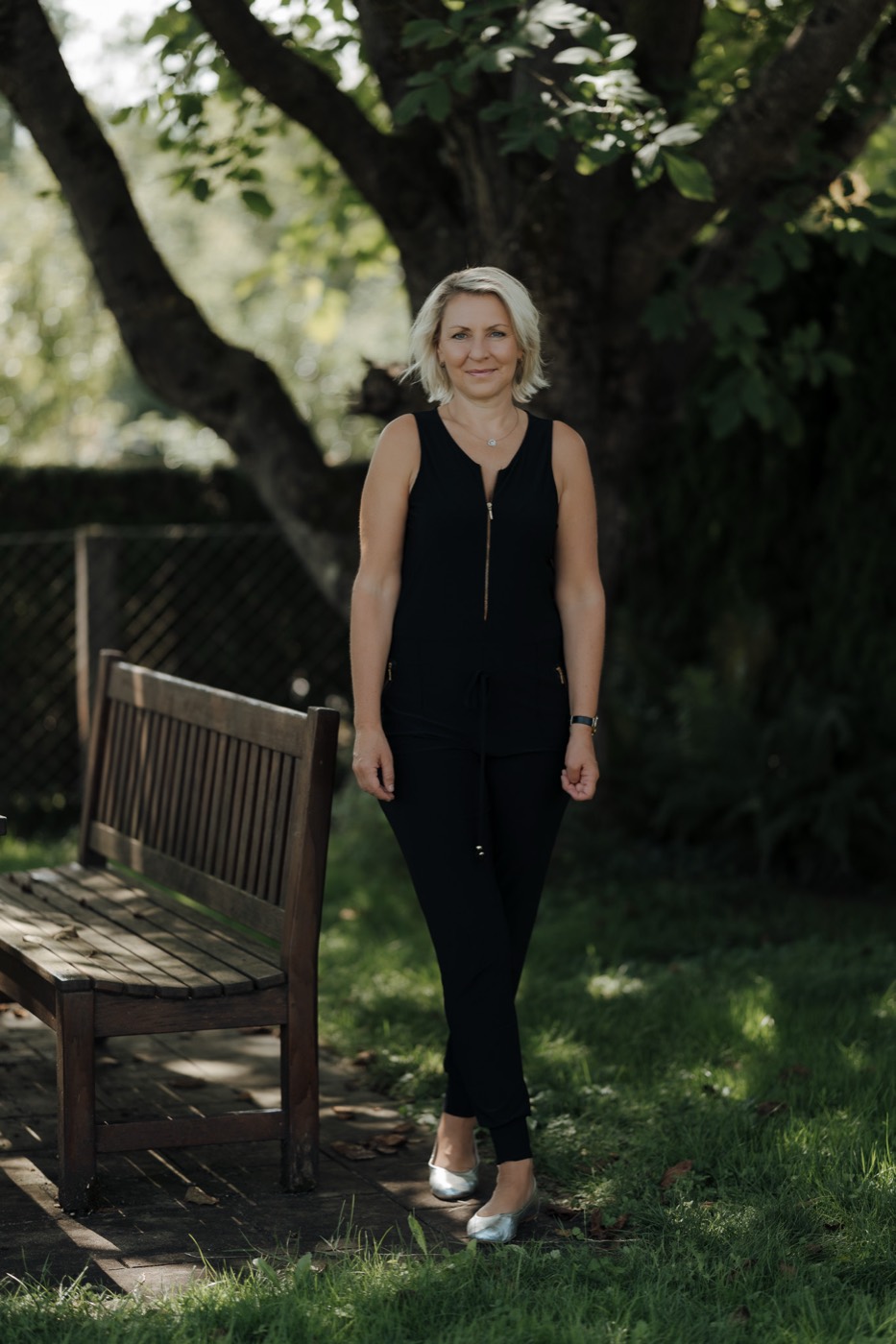 Mag. pharm. Silvia Ortner im Garten ihrer Praxis in Ternberg
