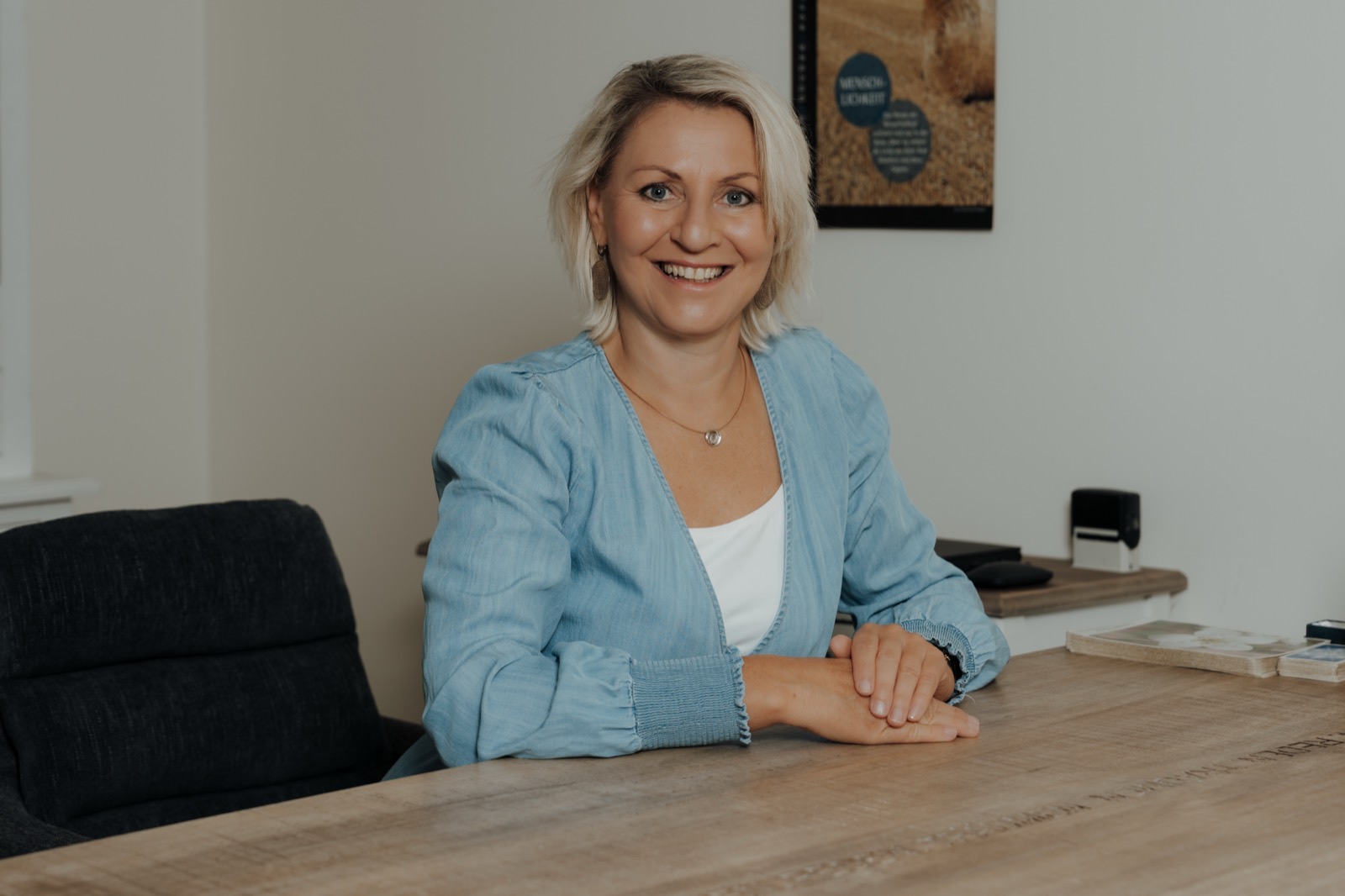 Mag. pharm. Silvia Ortner an ihrem Schreibtisch in der Praxis